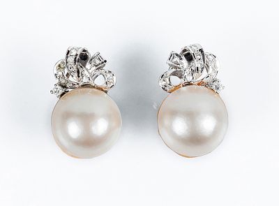 Pendientes vintage en oro blanco con una perla mabe japonesa de 17 mm coronada por motivo de 