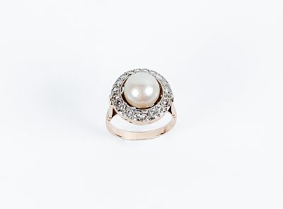 Sortija vintage en oro amarillo 18 K, con una perla cultivada (8,5 mm.), sobre orla calada en 