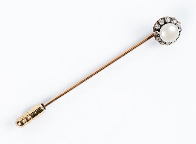 Alfiler antiguo en oro rosa 18 K, con una perla sint&eacute;tica 'bot&oacute;n' y orla en fila de diamantitos 