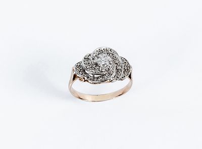 Sortija vintage en oro amarillo 18 K con vistas de oro blanco. Un limpio y blanco diamante 