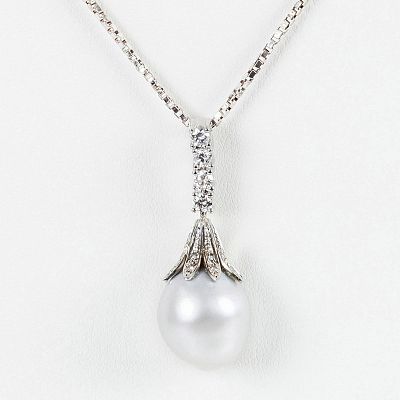 Cadena veneciana en plata de ley con un gran colgante en s&oacute;lida montura de oro blanco 18 K, con 