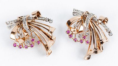 Broche 'doble clip' de &eacute;poca Chevalier, en oro rosa 18 K, desmontable, con motivo en doble lazo 
