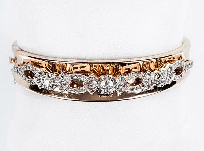 Brazalete esclavo vintage en s&oacute;lida montura de oro amarillo 18 K, de frente convexo con tres 