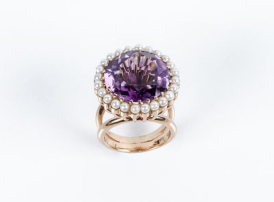 Sortija vintage en s&oacute;lida montura de oro amarillo 18 K, con una gran amatista circular, en 