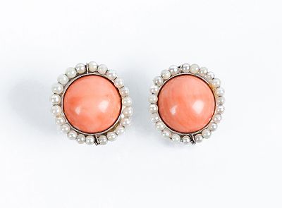 Pendientes vintage en oro blanco 18 K con un gran cabuch&oacute;n de coral rosa y orla de diminutas 