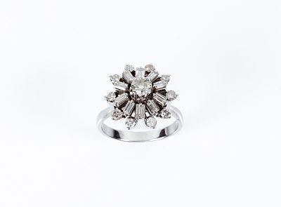 Sortija roset&oacute;n vintage en oro blanco 18 K, con centro y y doble orla escalonada de limpios 