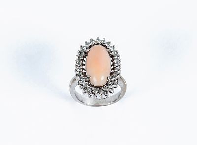 Sortija lanzadera vintage en s&oacute;lida montura de oro blanco 18 K, con cabuch&oacute;n de coral 'piel de 