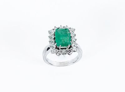 Sortija vintage en s&oacute;lida montura de oro blanco 18 K, con una esmeralda fina, en su talla y 