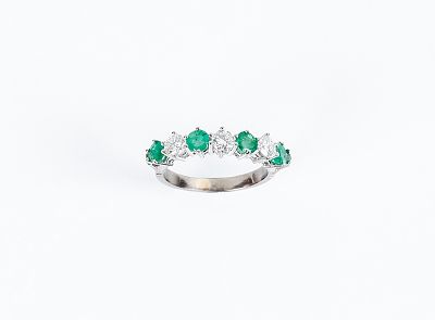 Anillo en oro blanco 18 K, con motivo en fila de limpios y blancos diamantes, alternados con 