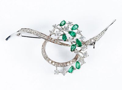 Elegante broche-alfiler vintage en oro blanco 18 K, con motivo de racimo de bonitas esmeraldas 