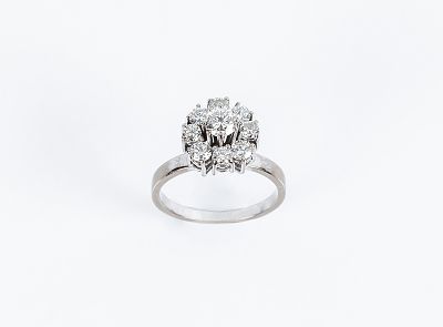 Sortija vintage en montura de oro blanco 18 K, con motivo elevado en roset&oacute;n de limpios y 