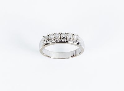 Anillo vintage en s&oacute;lida montura de oro blanco 18 K, con motivo en fila de limpios y blancos 