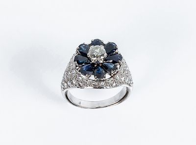 Sortija vintage de alta joyer&iacute;a en s&oacute;lida montura de oro blanco 18 K, con un diamante natural 