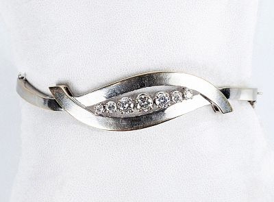 Brazalete esclavo vintage en s&oacute;lida montura de oro blanco 18 K, con motivo central en fila de 