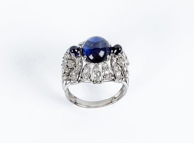 Sortija vintage en s&oacute;lida montura de platino, con un cabuch&oacute;n de corind&oacute;n azul, flanqueado de 