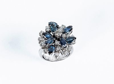 Gran sortija vintage en s&oacute;lida montura de oro blanco 18 K, con motivo en roset&oacute;n cuajado de 