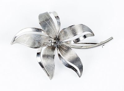 Alfiler vintage en oro blanco 18 K, en forma de flor con p&eacute;talos curvados y decoraci&oacute;n 