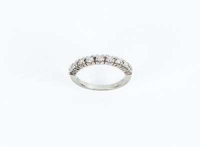 Anillo en oro blanco 18 K, con motivo en fila de limpios y blancos diamantes, talla brillante 