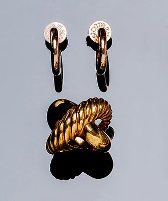 Lote de joyas en plata de ley de la firma ARISTOCRAZY: 1) Sortija ancha dorada, con brazos 