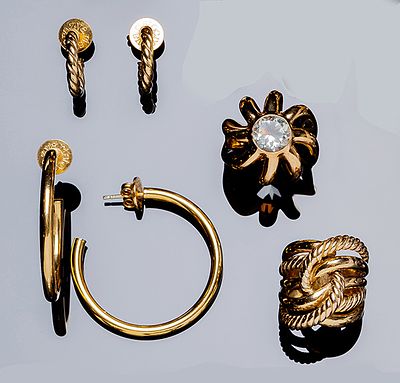 Lote de joyas en plata de ley: 1) Sortija ARISTOCRAZY dorada, con motivo gallonado de nudo 