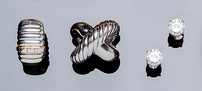 Lote de joyas en plata de ley: 1) Sortija ancha gallonada de TOUS (n&ordm; 12 - 13). 2) Sortija de 