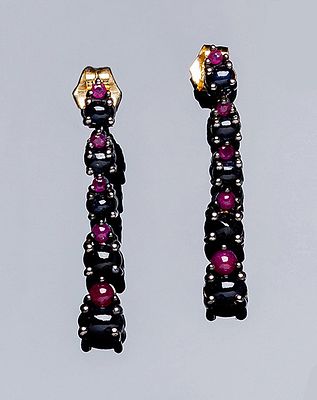 Pendientes largos en fila articulada de rub&iacute;es y zafiros azules en cabuch&oacute;n (18 p: 4.56 ct). 