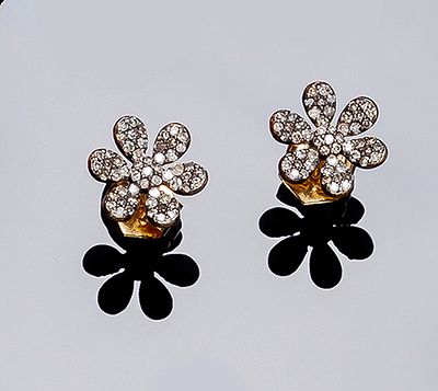 Pendientes en forma de flor, en pav&eacute; de diamantitos 8/8. (110 dts: 0.88 ct, caracter&iacute;sticas 