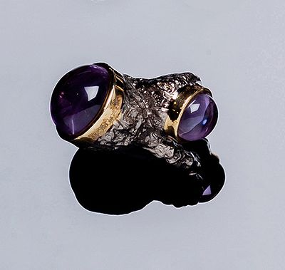 Sortija 't&uacute; y yo' de la firma VAPOOR, en plata de ley, con dos cabujones de amatistas, en 