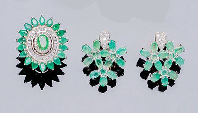 Lote de sortija (n&ordm; anillero: 14) y pendientes largos (25 mm.), en plata de ley, dise&ntilde;o floral 