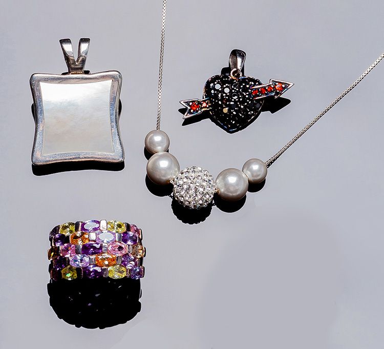 Lote variado de joyas en plata: sortija cuajada en bandas de piedras naturales de color (n&ordm; 