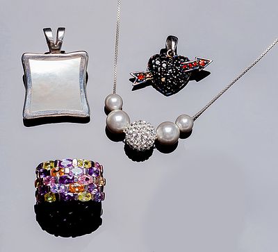 Lote variado de joyas en plata: sortija cuajada en bandas de piedras naturales de color (n&ordm; 