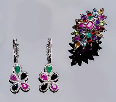 Lote de pendientes largos articulados (38 mm.), y sortija lanzadera, en plata de ley, cuajadas 