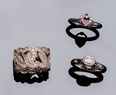 Lote de tres anillos en plata de ley: dos de la firma PANDORA. Uno con circonita oval y otro 