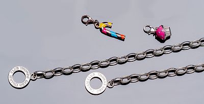 Lote de joyas en plata de ley de THOMAS SABO: dos pulseras (18 cm.) y dos colgantes 'charme' 