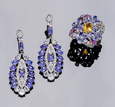 Lote en plata de ley: 1) pendientes largos (48 mm.), con l&aacute;grima colgante cuajada de tanzanitas 