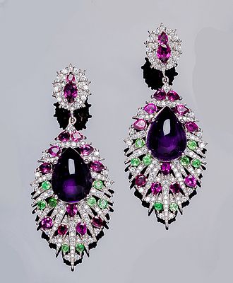 Grandes pendientes largos en plata de ley, con motivo oval colgante con centro en cabuj&oacute;n 