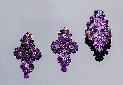 Conjunto de sortija (n&ordm; anillero: 17) y pendientes articulados (37 mm.), en plata de ley, con 