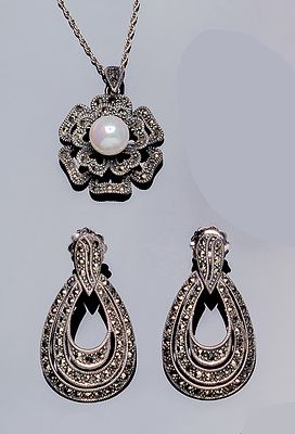 Lote de joyas en plata de ley y marcasistas: pendientes largos con motivo de l&aacute;grima calada 