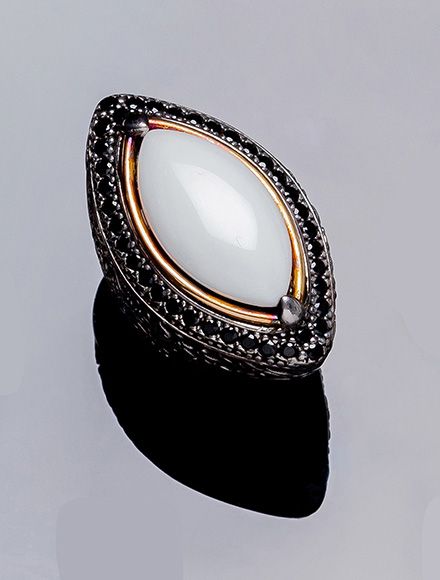 Sortija lanzadera BOHEMME en plata y oro amarillo 18 K, con una gran &aacute;gata blanca talla 