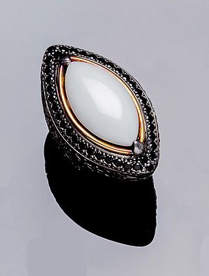 Sortija lanzadera BOHEMME en plata y oro amarillo 18 K, con una gran &aacute;gata blanca talla 