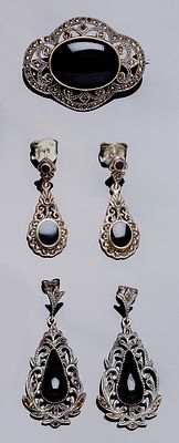 Lote de joyas en plata de ley con marcasitas: un broche-alfiler y dos pendientes largos (40 - 