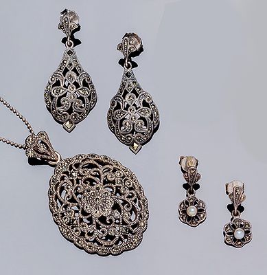 Lote de joyas en plata de ley con marcasitas y motivos calados: colgante grande oval (57 mm.) 