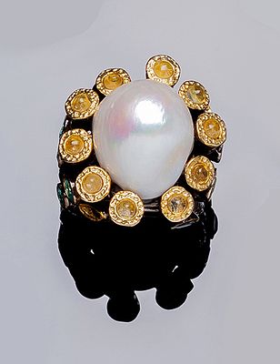 Sortija en plata envejecida y oro 18 K, de la firma VAPOUR, con centro de perla de cultivo 