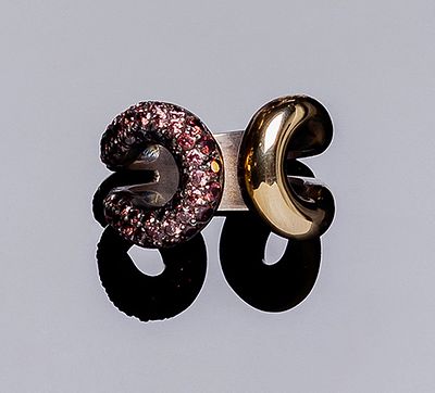 Sortija bilabial en plata y oro de 18 K de la firma PEKAN, frente con doble lengua calada, una 