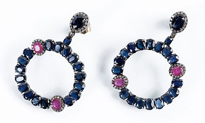 Pendientes de aro en fila de zafiros azules, talla oval, con dos rosetones a medio camino de 