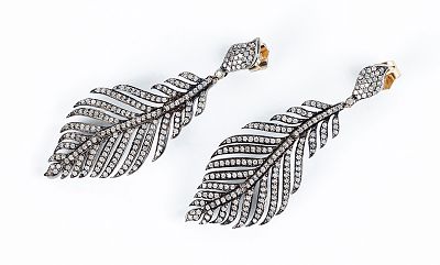 Bellos pendientes largos, en forma de pluma colgante, articulada en varios cuerpos cuajados de 