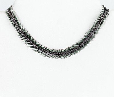 Bello collar gargantilla, en forma de' pluma' articulada cuajados de diamantitos 8/8 y 