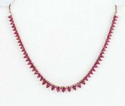 Collar gargantilla con cadena y centro en fila cuajada de pares de bonitos rub&iacute;es en cabuch&oacute;n 