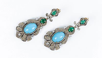 Bellos pendientes largos, en dos cuerpos cuajados de diamantitos talla brillante y talla rosa y 