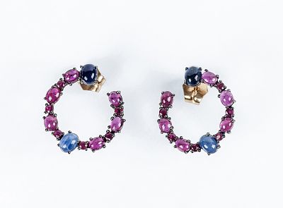 Pendientes de aro en fila de rub&iacute;es y zafiros azules en cabuch&oacute;n (28 p: 5.94 ct). Montura de 